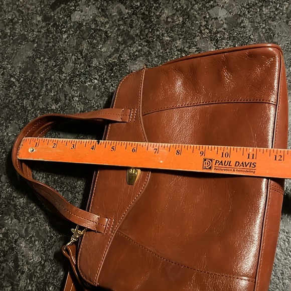 Elegant Brown Leather Handbag - Picture 6 of 6